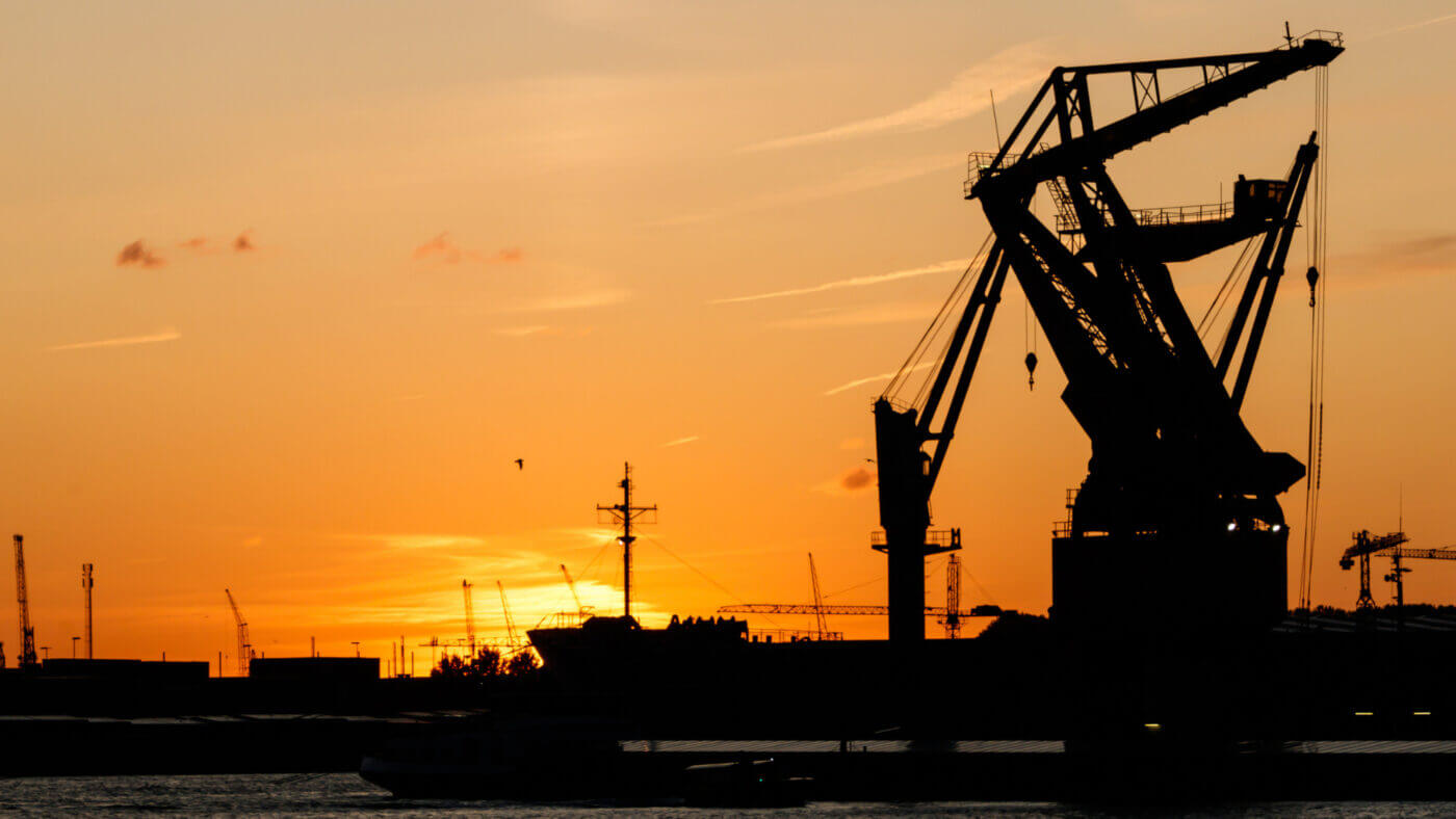 Hafen von Rotterdam bei Sonnenuntergang